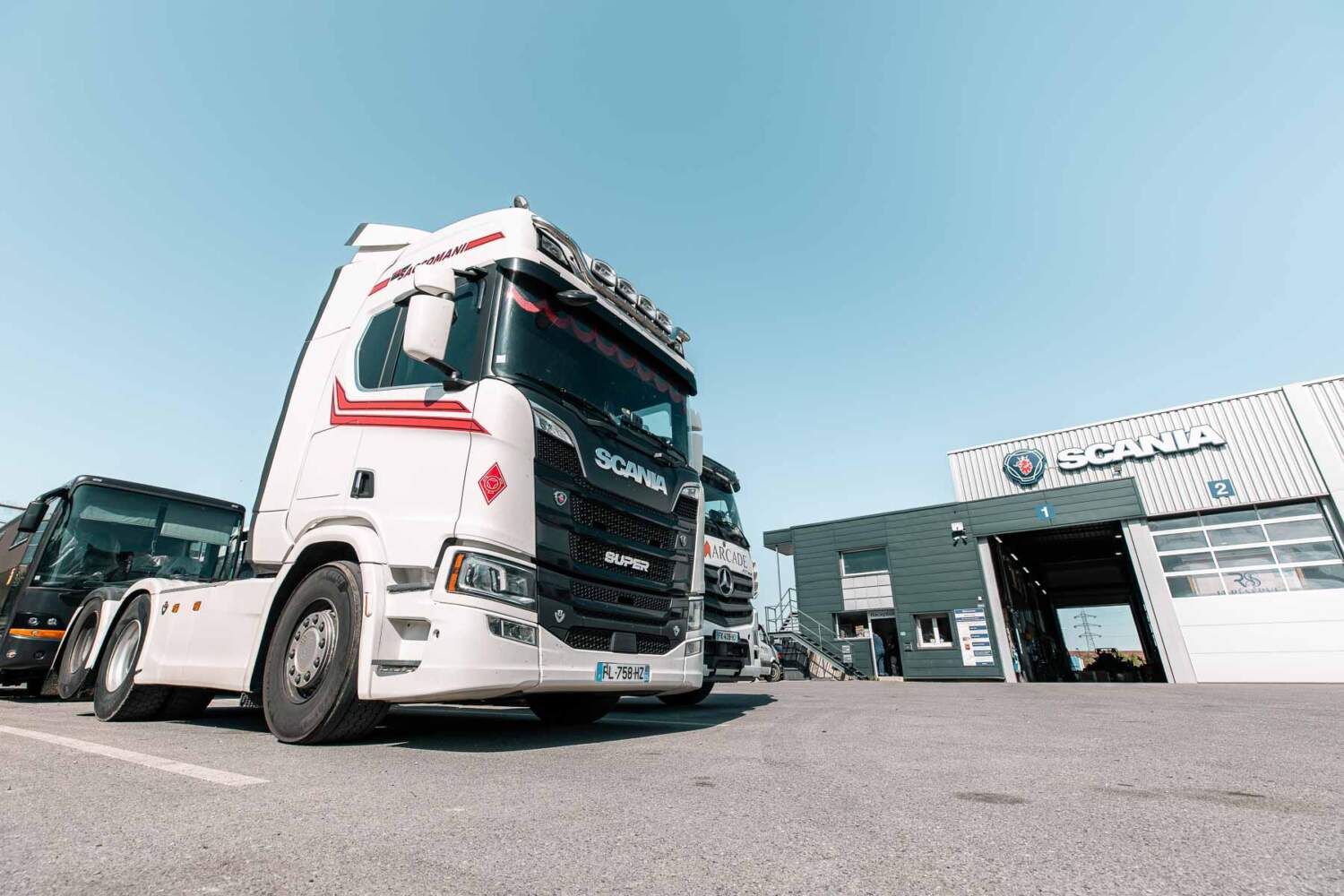 camions scania dans la cour du garage à saint-pierre en faucigny