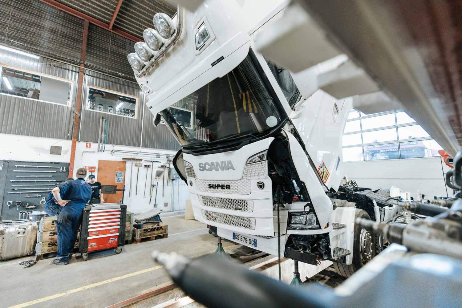 camion scania en réparation à saint-pierre en faucigny
