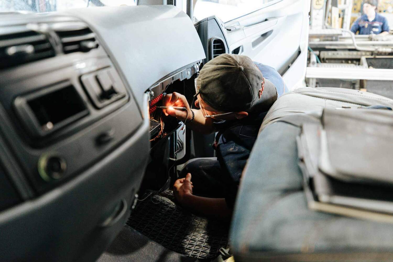 Mécanicien du garage scania en train de travailler sur un camion à saint-pierre en faucigny