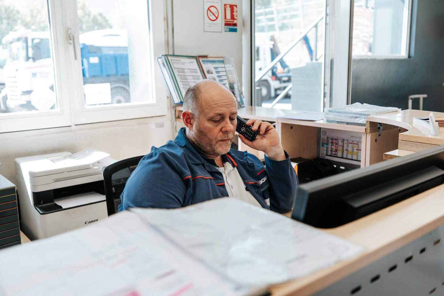 Employé scania en train de téléphoner à son bureau